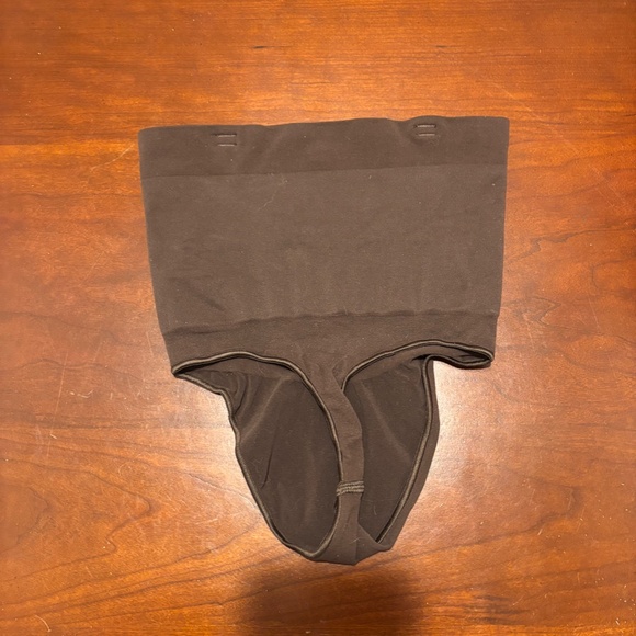 Skims Core Control Thong Cocoa Small - Picture 3 of 4